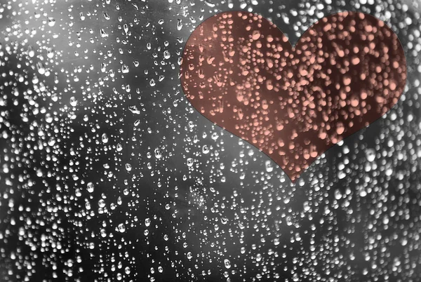 Νερό της βροχής που πέφτει στο παράθυρο γυαλί με καρδιά — Φωτογραφία Αρχείου