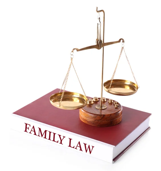 Aile hukuku kitap üzerinde beyaz izole ölçek — Stok fotoğraf