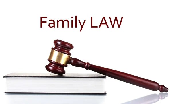 Rechter de hamer op boek en Family Law tekst op wit wordt geïsoleerd — Stockfoto