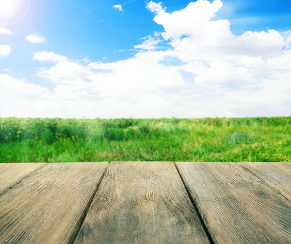 Деревянная доска на фоне пейзажа — стоковое фото