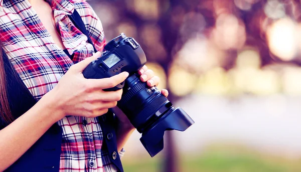 Mladý fotograf fotí venku — Stock fotografie
