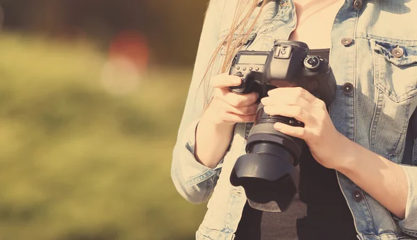 Junger Fotograf fotografiert im Freien — Stockfoto