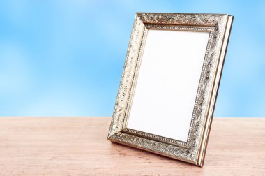 ahşap masa üzerinde fotoğraf çerçevesi
