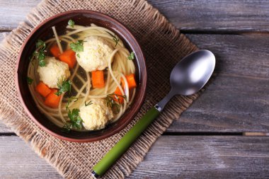 Köfte ve ahşap arka plan üzerinde kase erişte çorbası