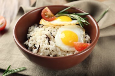 Lezzetli pirinç masaya servis yakın çekim