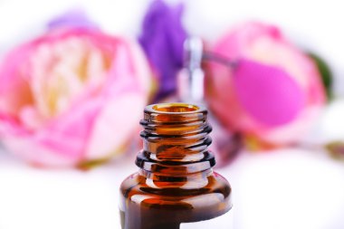 çiçek taşıyan parfüm şişesi