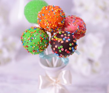 Cam vazo içinde sunulan tatlı pasta çıkar