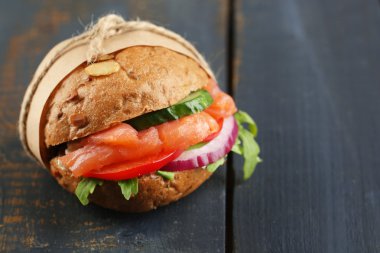 Sandviç somon rengi ahşap arka plan üzerinde