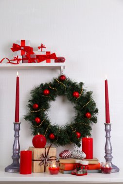 Noel çelenk, mumlar ve mevcut kutuları