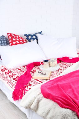 Kitap ve yatakta çay