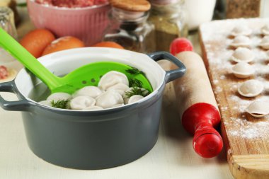 Mutfakta çiğ ve pişmiş köfte yakın çekim