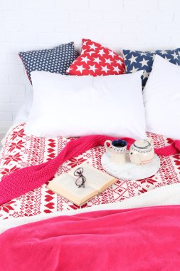 Kitap ve yatakta çay