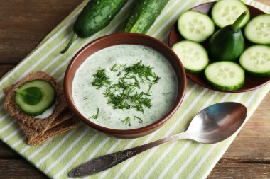 Salatalık çorbası kase rustik ahşap masa arka plan üzerinde