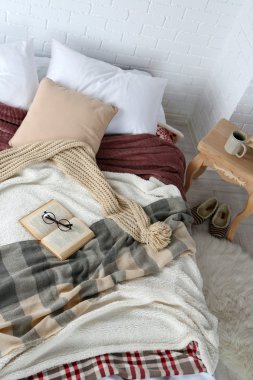 Kitap ve yatakta gözlük