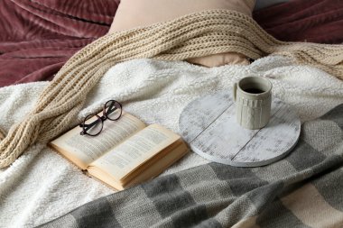 Kitap, gözlük ve yatakta Kupası