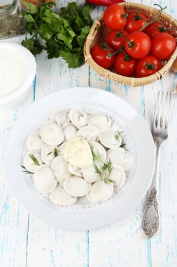 Tablo yakın çekim üzerinde plaka üzerinde soslu et köfte