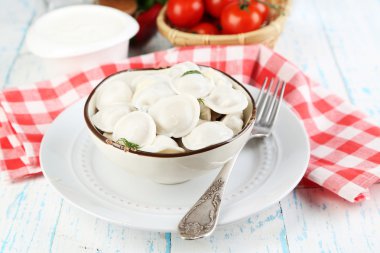 Tablo yakın çekim üzerinde plaka üzerinde soslu et köfte