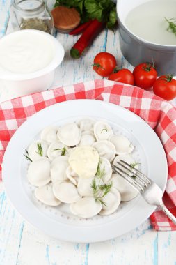 Tablo yakın çekim üzerinde plaka üzerinde soslu et köfte