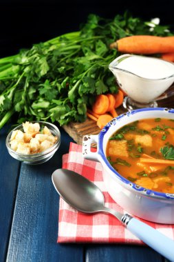 Havuç Çorbası, malzemeler ve renk ahşap arka plan üzerinde otlar ile kompozisyon