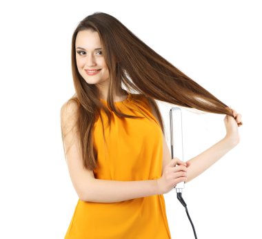 Güzel genç kadın uzun saçlı beyaz izole saç Düzleştiriciler kullanarak