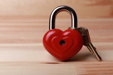 Kalp şeklinde asma kilit ile anahtar