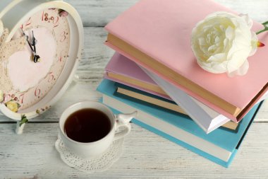 Çay saati ve kitaplar ile