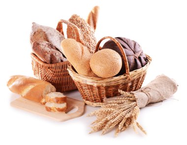 Hasır sepet beyaz izole içinde farklı ekmek