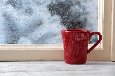Pencere üzerinde sıcak içecek fincan