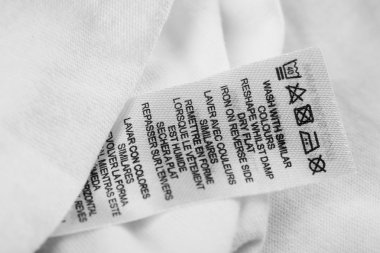 Giyim üzerine etiket