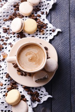 Yumuşak renkli kurabiye ve kahve kupa ahşap masa arka plan üzerinde