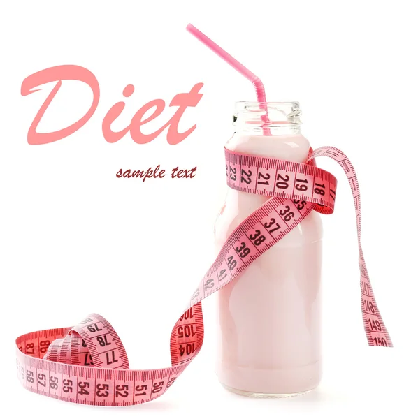 Botella de yogur con cinta métrica aislada en blanco, concepto de dieta —  Fotos de Stock
