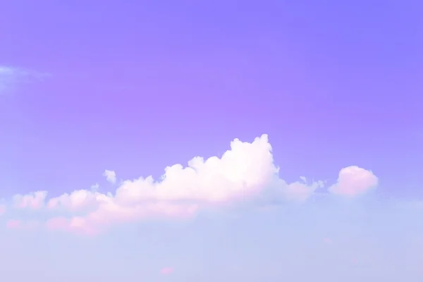 Fond de ciel violet avec nuages — Photo