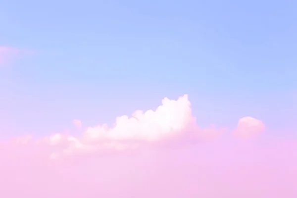 Roze en blauwe hemelachtergrond met wolken — Stockfoto