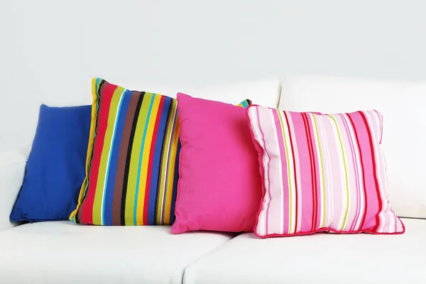 Soffa med färgglada kuddar — Stockfoto