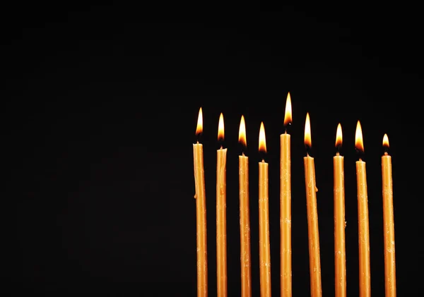 Hanukkah menorah com velas isoladas em preto — Fotografia de Stock