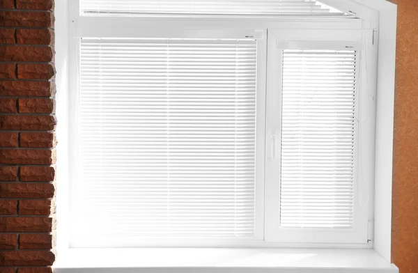 Wit venster met blinds — Stockfoto