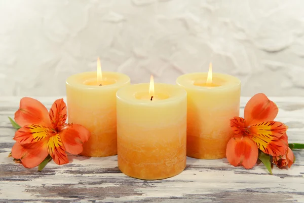Candles with flowers — Stock Photo, Image