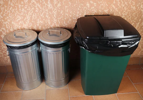 Reciclagem de caixas no fundo da parede — Fotografia de Stock