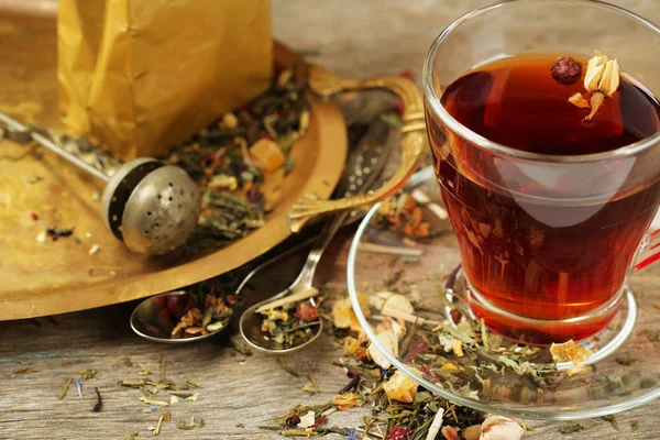 Belle composition vintage avec tisane, sur table en bois — Photo