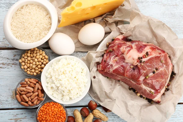 Alimentos ricos em proteínas na mesa, close-up — Fotografia de Stock