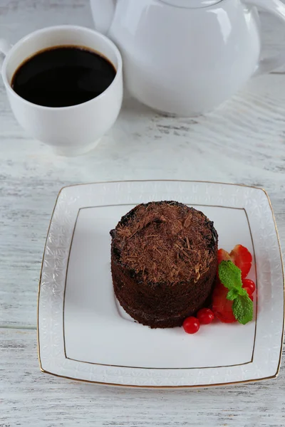 Delicioso cupcake de chocolate en la mesa —  Fotos de Stock