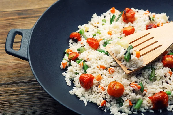 Arroz sabroso preparándose en wok, primer plano — Foto de Stock