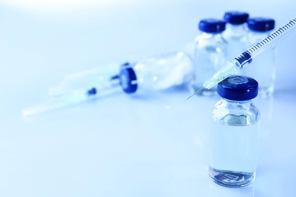 Vaccine in vial with syringe — Stock Photo, Image