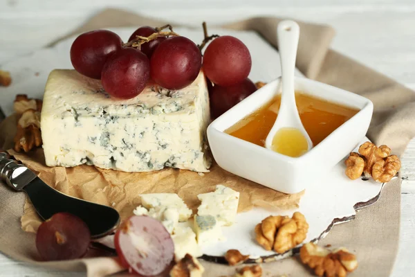 Nature morte au savoureux fromage bleu, gros plan — Photo