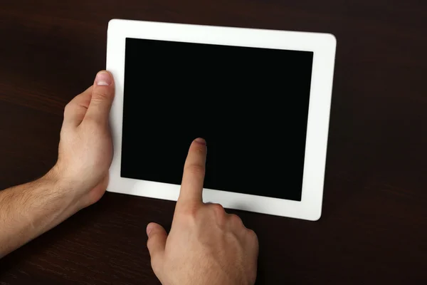 Mani utilizzando tablet PC — Foto Stock