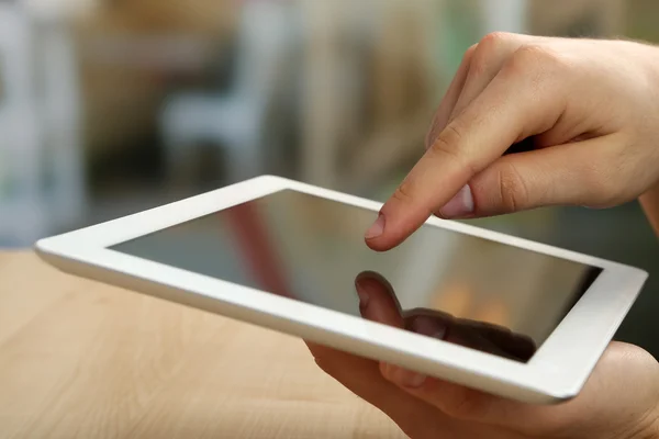 Hand using tablet PC — Stock Photo, Image