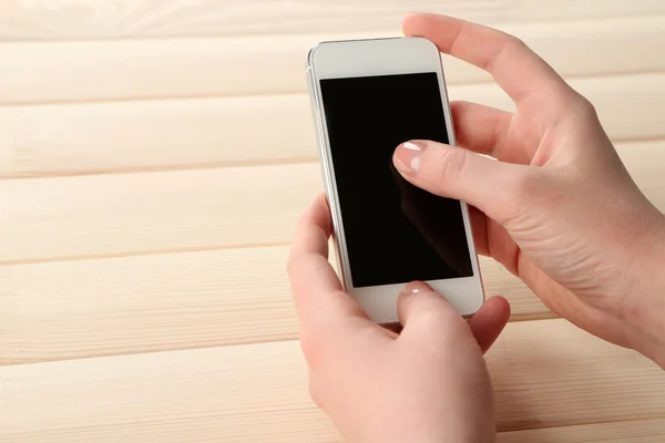 Manos usando un teléfono móvil inteligente — Foto de Stock