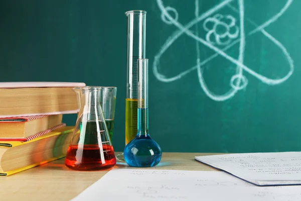 Schreibtisch im Chemieunterricht mit Reagenzgläsern — Stockfoto