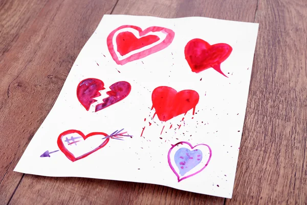 Malovaná srdce na papír — Stock fotografie