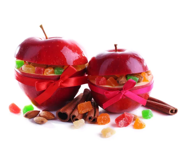Красные яблоки, фаршированные сухофруктами с корицей и миндалем, изолированные на белом — стоковое фото